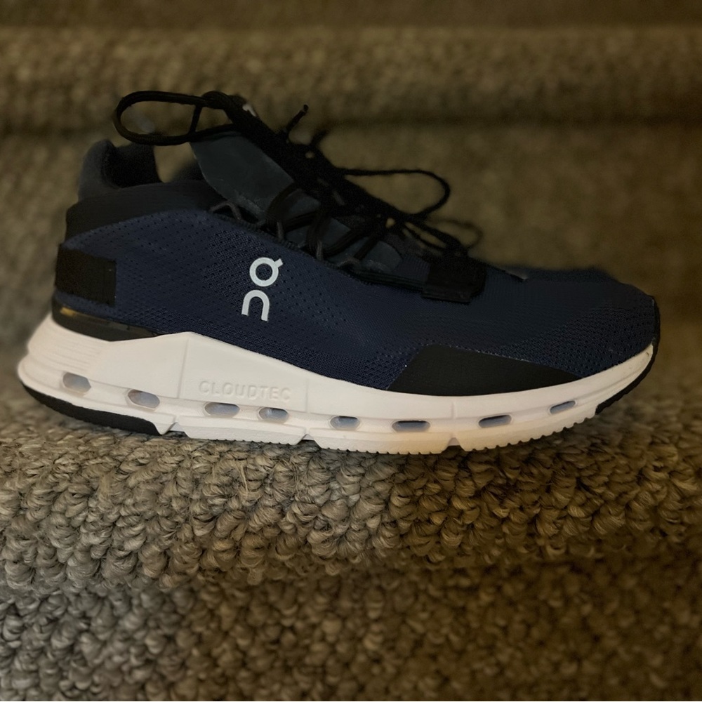 On Cloud happiness sneakers- lightly worn.
